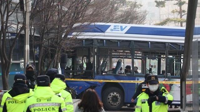 서대문서 시내버스 인근 건물 돌진···부상자 13명 2명 중상(종합)