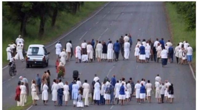 눈 크게 뜨고 보면 안 보임,,