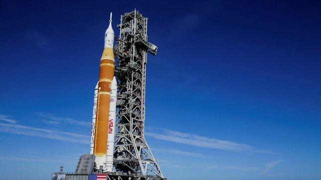54년만에 달 가는 美로켓, 발사대로…우주비행사들 
