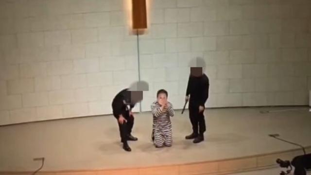 '이재명 가면' 씌우고 곤봉 폭행…조롱 연극에 민주당 항의