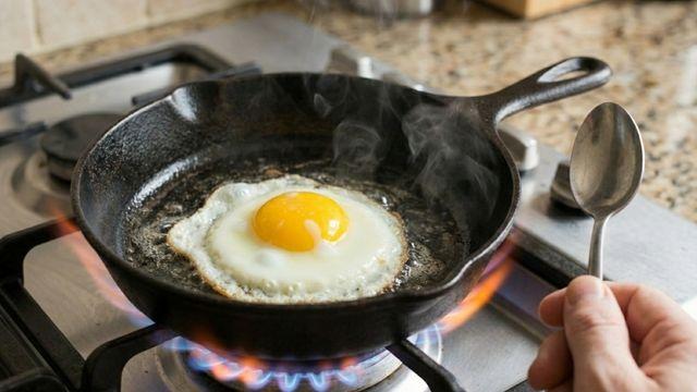 계란후라이 그냥 먹지 말고 '이것' 뿌려 보세요...이 간단한 걸 왜 몰랐나 싶네요