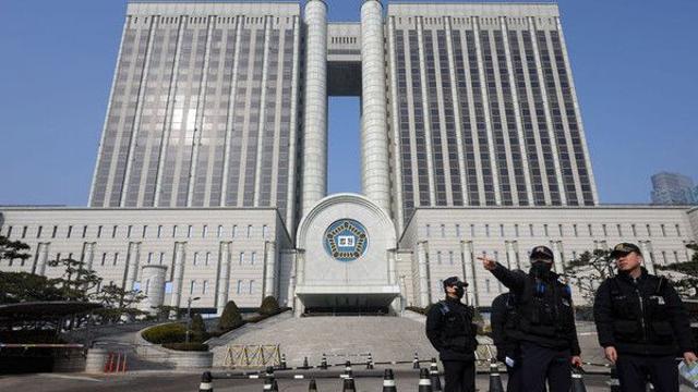 尹측, '체포방해' 징역 5년에 