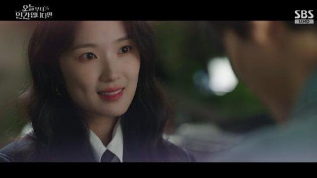 구미호 김혜윤, 인간 로몬에게 심쿵 (오늘부터 인간입니다만)