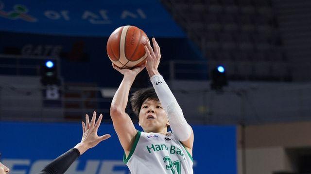 진안 더블더블... WKBL 선두 하나은행, 우리은행 꺾고 6연승