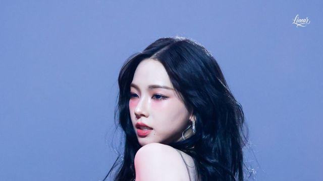 화려한 스팽글과 골드 체인의 향연, 에스파 카리나의 압도적인 무대 룩