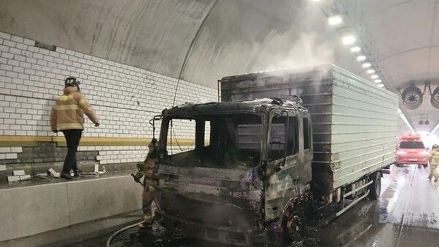 당진영덕고속도로 터널 입구서 화물차 화재 1대 전소