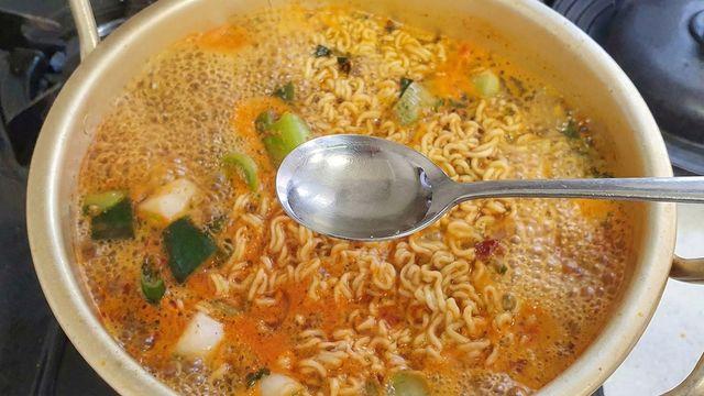 고춧가루 아닙니다...라면에 '이것' 넣으면 맛이 확 살아납니다