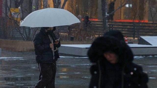 [날씨] 눈·비 내리는 중부지역, 낮부터 쌀쌀해져