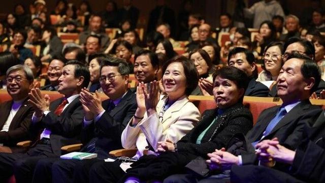 유은혜, 출판기념회에 3천명 운집...