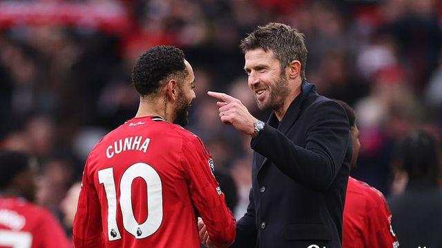 “너는 내일 아침 잘릴 거야” 맨유 데뷔전 야유 환호로 뒤바꾼 캐릭… 더비전 2-0 완승→홈 팬들 웃음꽃 활짝