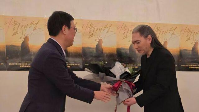 최휘영 장관, 40년 가수 생활 마무리하는 임재범에게 공로패 수여