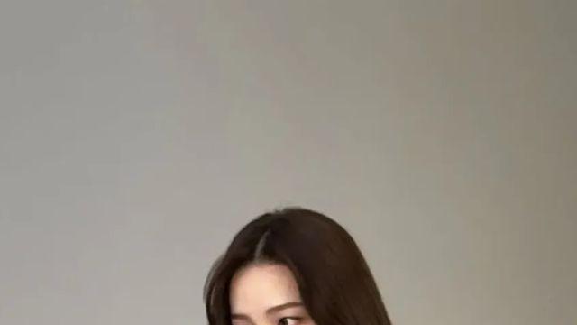 우아한 곡선의 미학, 에스파 카리나의 고혹적인 블루 골지 드레스 룩