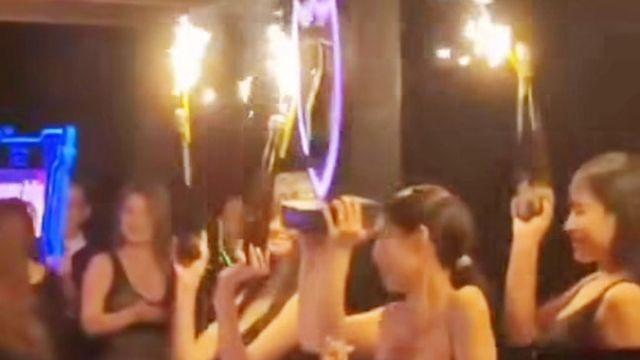[왓IS] 샴페인걸→샴페인 폭죽 불꽃..제니, 日 클럽 생일파티 도마 위
