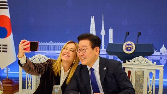 李, 伊총리에 '핑크 Z플립' 선물…오찬상은 '라비올리 만둣국'(종합)