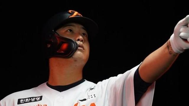 우익수? 1루수? 포수?…한화 최대고민! '100억 천재타자' 수비 고정 포지션 어딜까→지명타자 독식 안 된다