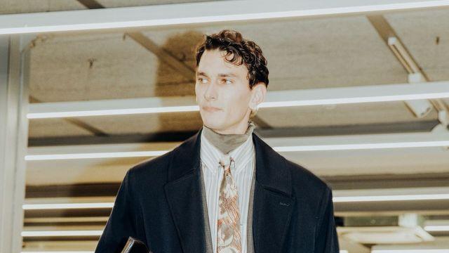 집 나간 넥타이가 2026 남성 가을 겨울 컬렉션으로 돌아왔다