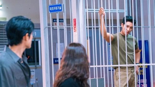 안보현, 수갑 찬 채 전력 질주…사랑 앞에서 통제 잃나 (스프링 피버)