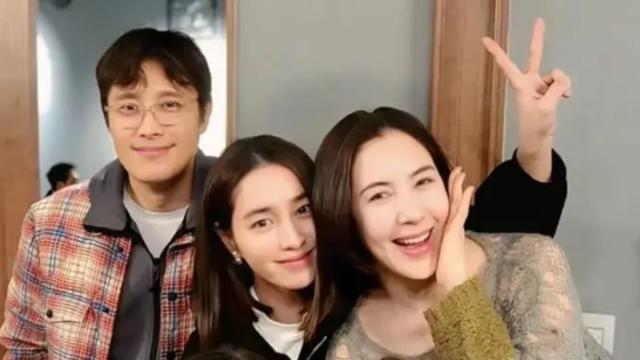 “이병헌 패밀리” 동생 이지안이 공개한 ‘레전드 가족사진’ [AI 포토컷]