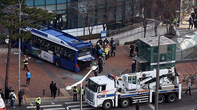 발밑 확인한 서대문 돌진 버스 ‘브레이크 먹통’ 정황
