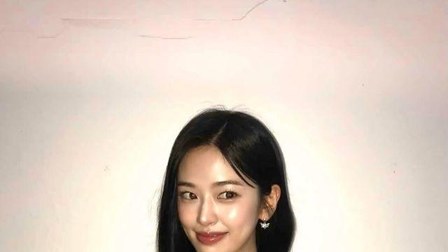 순백의 실크 드레스와 고혹적인 아우라, 아이브 안유진의 대기실 모먼트