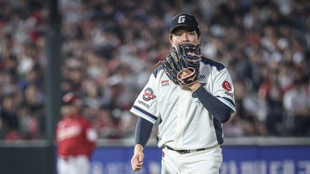 신호위반 차량의 보조석 돌진...롯데 김원중, 불행 중 천만다행→1차 캠프 합류는 불투명