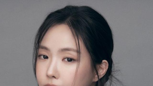 손나은, '호텔 도깨비' 호텔리어 취업…붕어빵 기계까지 공수