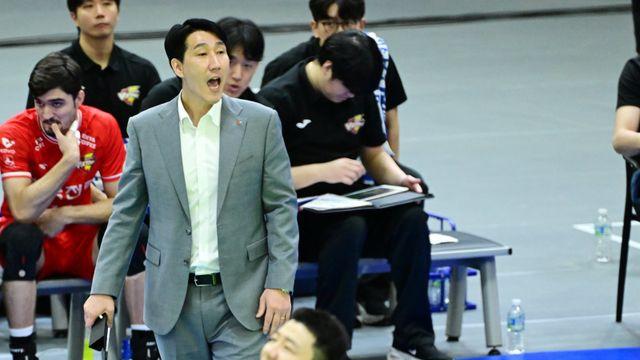 [SD 수원 인터뷰] 권영민 한국전력 감독, “위기와 기회에서 모두 강해졌으면”…헤난 달 조토 대한항공 감독, “제로에서 시작한다는 마음으로”