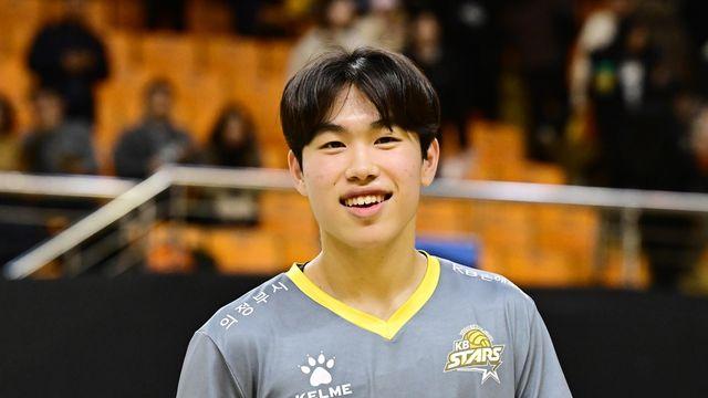 '철벽 방어'로 풀세트 승리 이끈 KB손보 고교생 리베로 이학진