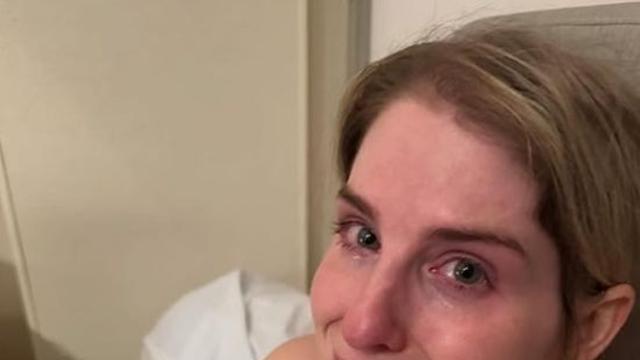 대리모 출산인데…'상의 탈의+눈물 인증샷' 찍은 女가수 [엑's 해외이슈]