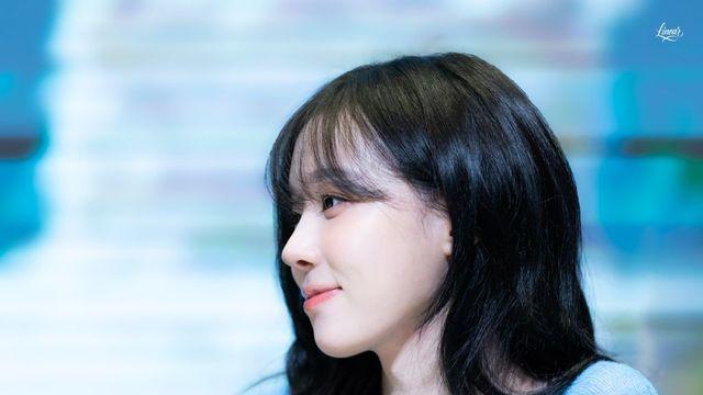 청량한 블루 니트로 완성한 숲속의 요정 무드, 에스파 윈터의 내추럴 룩