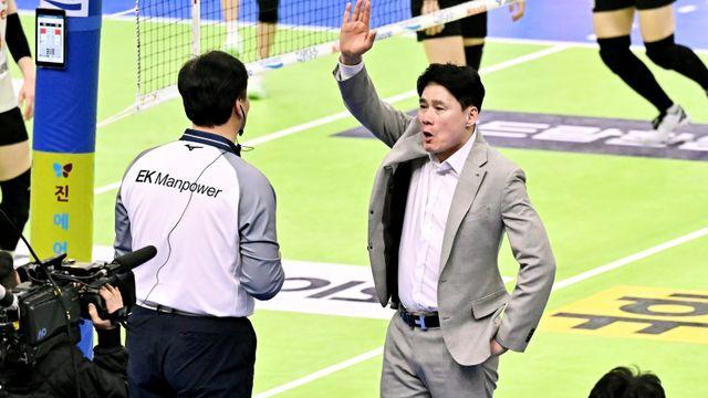 [SD 수원 인터뷰] “판독관들의 능력이라고 봐야 하지 않나” 현대건설 강성형 감독, 심판 판정에 강한 불만