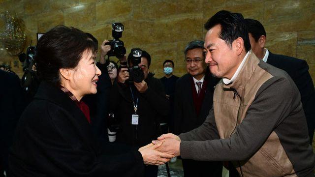 장동혁, 박근혜 만류에 8일만에 단식 끝…보수 결집 vs 특검 불발