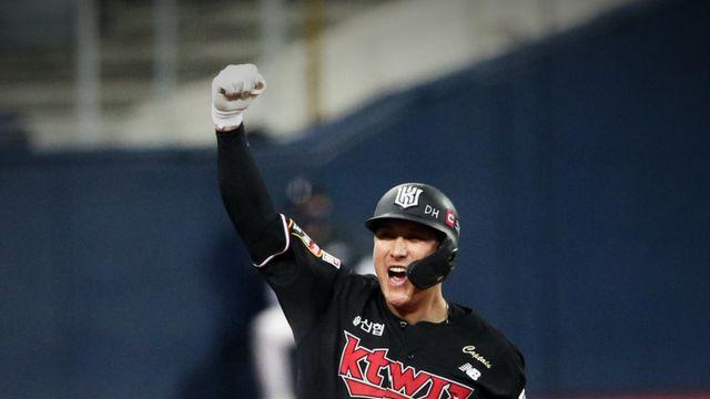 음식 싸 들고 KT 동료들 찾아간 황재균, 새벽 출국길 배웅…“이제 팬으로 응원할게요”