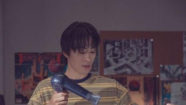 200만 넘을까…'만약에 우리' 3주 연속 주말 1위 도전