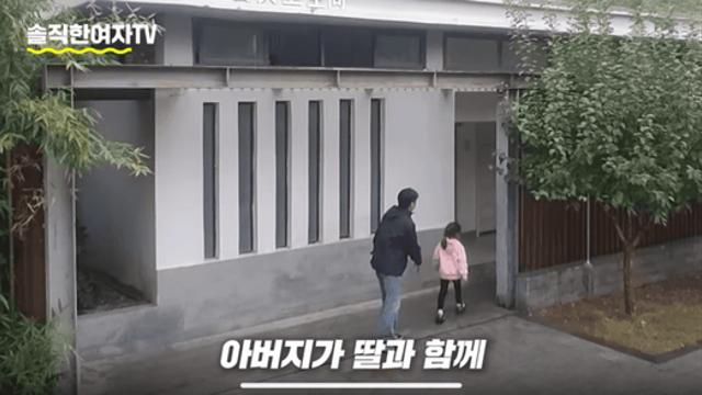 딸을 혼자 화장실에 보낸 아빠.....jpg