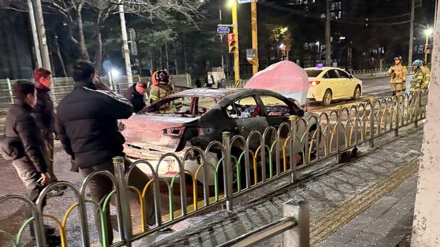 수원 아파트 인근 도로서 주행하던 승용차 불…차량 전소