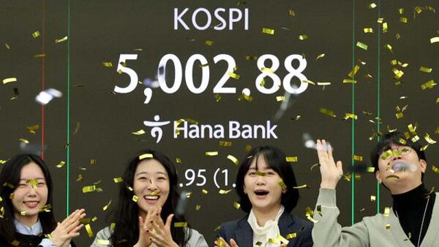 코스피, 장중 5000선 돌파…출범 46년만의 대기록
