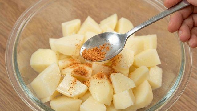 집에 있는 감자 그냥 먹지 말고 '이 가루' 뿌려 보세요…젓가락질을 멈출 수 없습니다