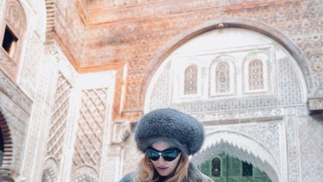 퍼 코트 위에 또 퍼? 트와이스 모모, 아이브 레이가 선택한 ‘퍼 온 퍼’ 겨울 패션