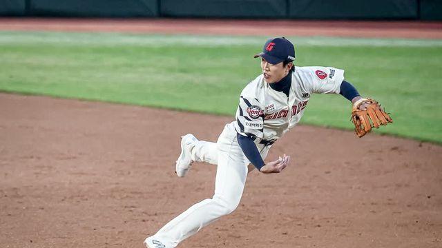 '롯데 오길 잘했다!' 전민재, 트레이드 대박→첫 억대 연봉 기쁨 [오피셜]