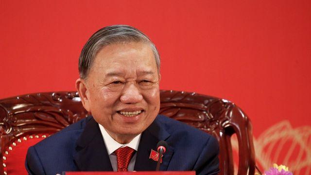 '연임 성공' 베트남 럼 서기장, 고속 성장·거침없는 개혁 예고