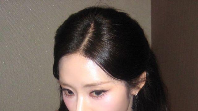 고혹적인 블랙 미니 드레스와 핑크빛 생기, 프로미스나인 박지원의 로맨틱 모먼트