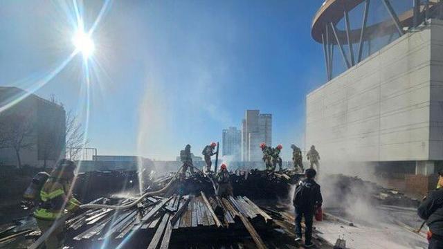 청주 백화점 옥상 폐목재서 불…인명피해·대피인원 없어