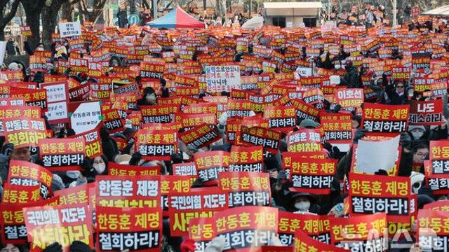 한동훈, '징계 철회하라' 지지자 집회에 