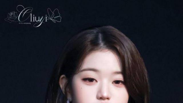 고혹적인 블랙 캣으로 변신한 인형 비주얼, 아이브 장원영의 키치한 팬사인회 모먼트