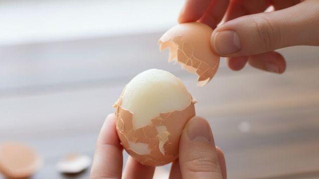 왜 이제 알았을까요…계란 껍질, '이것' 하나면 5초 만에 예쁘게 까집니다