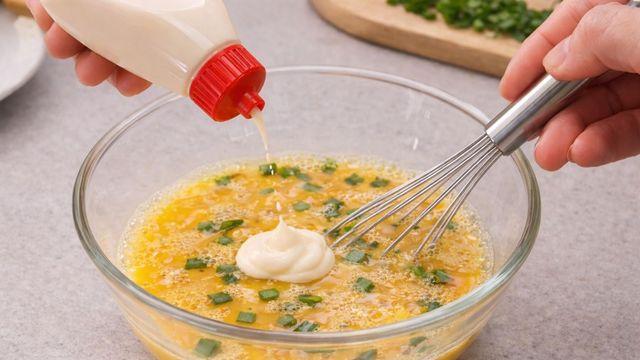 계란말이 만들 때 '마요네즈'를 넣어보세요…이렇게 맛있는 걸 왜 안 했죠