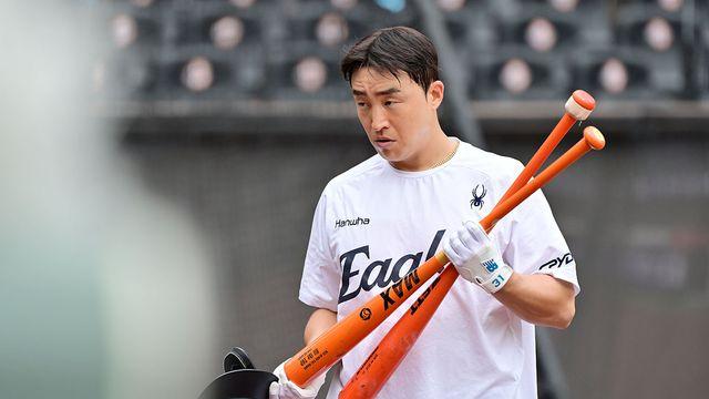 10개 구단 캠프 다 떠났는데…FA 중 손아섭만 비행기 못 탔다→'1년 계약+연봉 대거 삭감' 결단 뿐인가