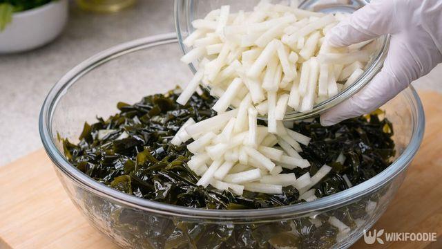 미역은 '무'랑 같이 무쳐보세요… 이렇게 간단한데 맛은 미쳤습니다