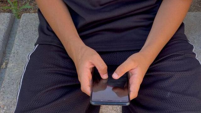 마크롱, 15세 미만의 소셜 미디어금지 '신속처리'…영국도 고려